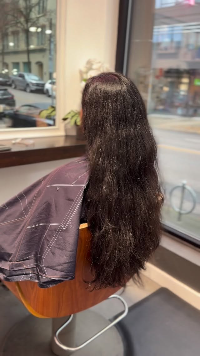 She’s in her blue era 💙🩵
#curlyhairvancouver #vancouverhairstylist #curlyhairspecialist #curlyhaircolor