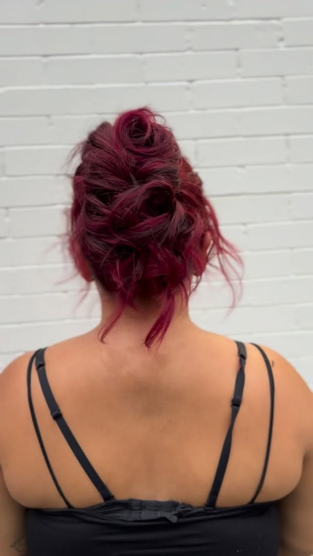 It always turns out better when I don’t overthink it. I did this updo on my assistant between clients! 
#curlyhairvancouver #vancouverhairstylist #curlyhairspecialist #updo
