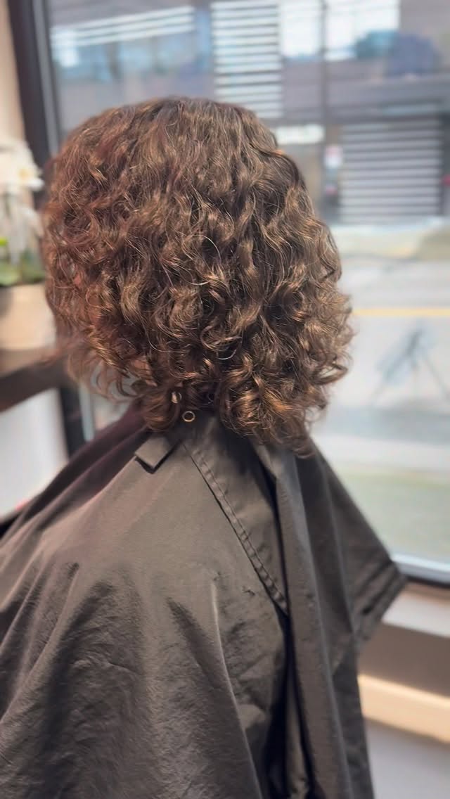 We’re coming out of the winter months!  Let’s clean it all up 🙌🏼🥰 
#curlyhairvancouver #curlyhairspecialist #vancouverhairstylist