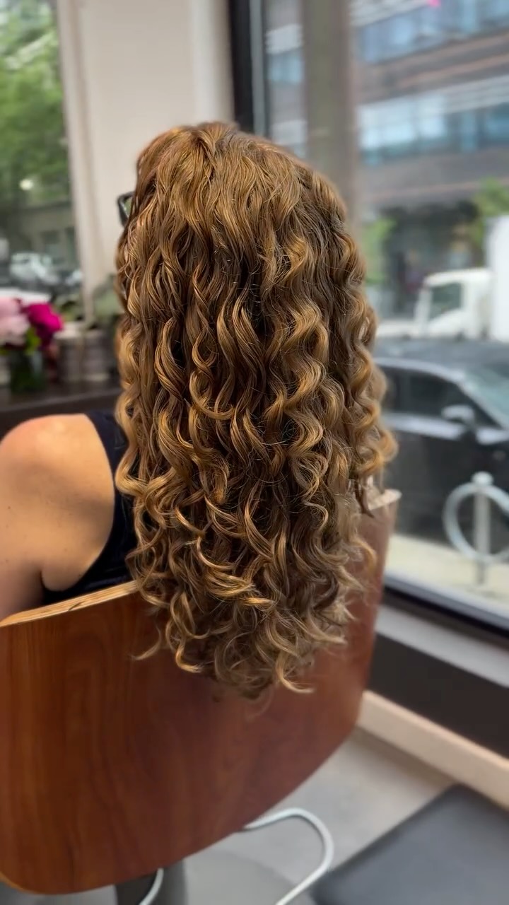 Not all changes are bold. Sometimes a bit of care is enough to make a big difference ❤️
#curlyhairvancouver #vancouverhairstylist #curlyhairspecialist