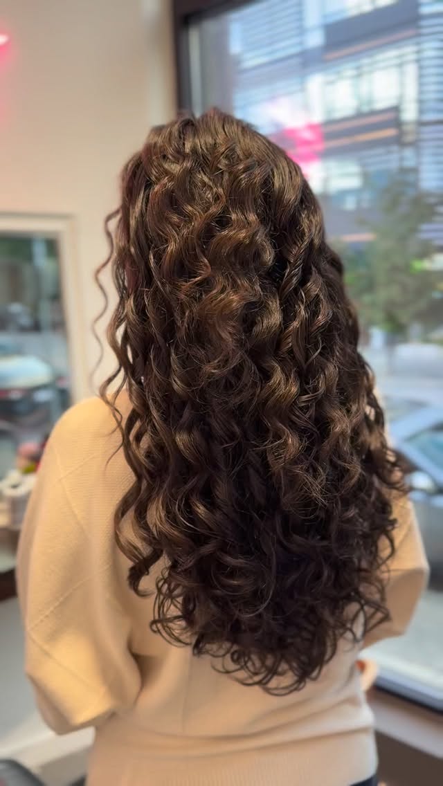 Beautiful, long curls 🥰
#curlyhairvancouver #vancouverhairstylist #curlyhairspecialist
